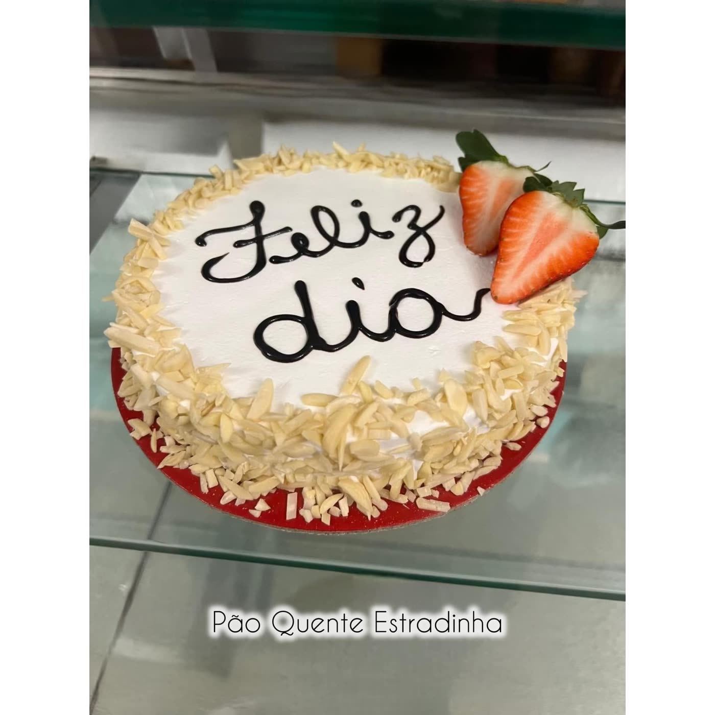 Bolo de Dia da Mãe ou Dia do Pai do Pão Quente Estradinha