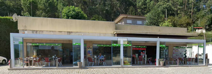 Esplanada envidraçada do Pão Quente Estradinha