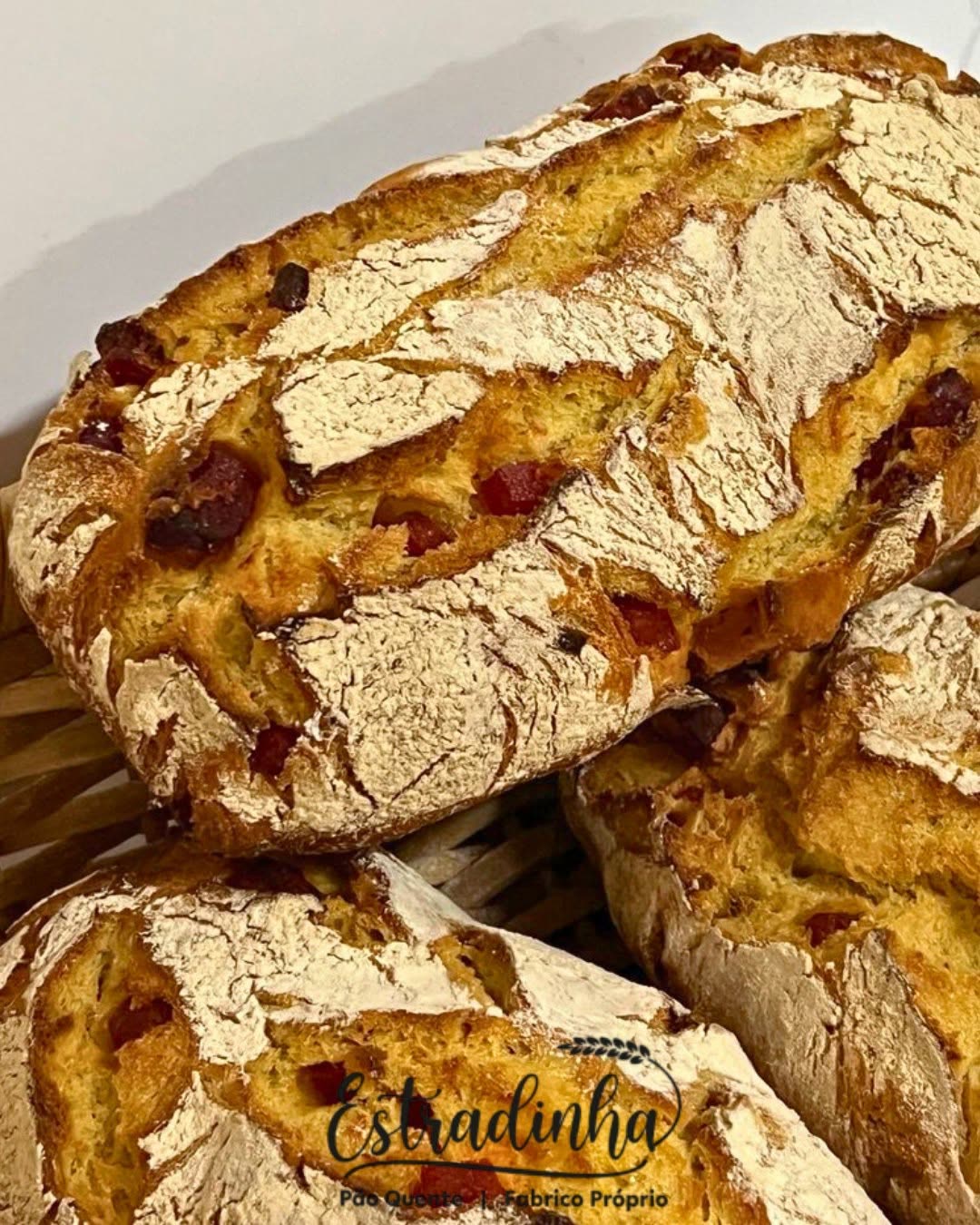 Broa com chouriço — Pão Quente Estradinha